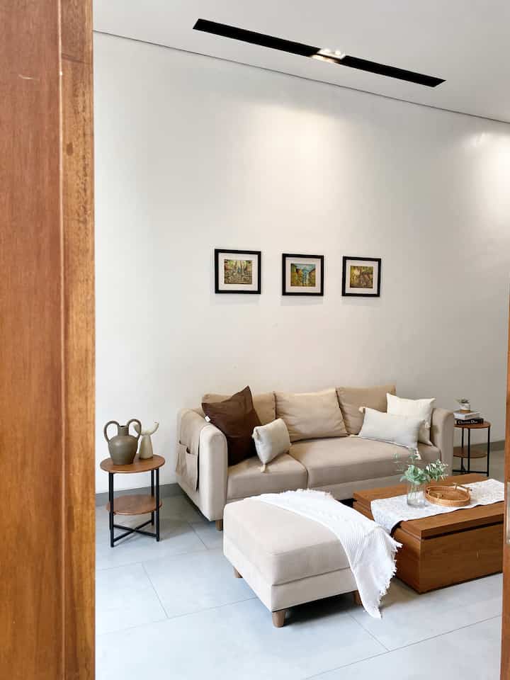 Ruang favorite keluarga adalah di living room area ini, karena disini kami berkumpul sambil menonton tv, bercerita dan menikmati kudapan untuk itu kenyamanan di ruangan ini sangat penting, pemilihan sofa, cushion dan warna cat yang natural agar klihatan fresh suasana nya tidak singup atau suram😍 #ruangfavoritdirumahkami #homestyling #aestheticroom #aesthetichomedecor