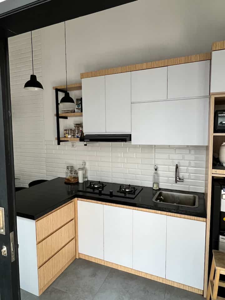 Dapur terletak ditengah ruangan pada rumah ini. Sehingga mengharuskan dapur selalu tampil rapi. Karena itulah kami mensiati banyak ruang penyimpanan pada dapur. Jadi semua tersimpan didalam dan tak terlihat. Pemilihan desain ini justru lebih menekan biaya dapur kami. Karena kami tidak usah menambahkan aksesoris lain sebagai pelengkap. Dan kami pun tak perlu bingung dengan penataan peralatan dapur. Hanya saja untuk memudahkan mobilitas saat memasak, bumbu bumbu tetap diletakkan pada rak terbuka. Kami memilih tempat bumbu yang senada dengan warna kitchen set. Pembuatan kitchen set custom ini mengahabiskan dana kisaran Rp.25.000.000 dengan panjang kitchen set 3meter termasuk low budget menurut kami.

#lowbudgetkitchen #lowbudgetkitchenmakeover #lowbudgetkitchensetinspiration #customfurniture #DIYFurniture #Personalizedfurniture #uniquefurniture #kitchenset #dinningroom #kitchen #dapurminimalis #dapurmodern #dapurmini #rumahmungil #Bandung #industrial #scandinavian #aesthetichomedecor #rumahmungil #roomdecorinspo