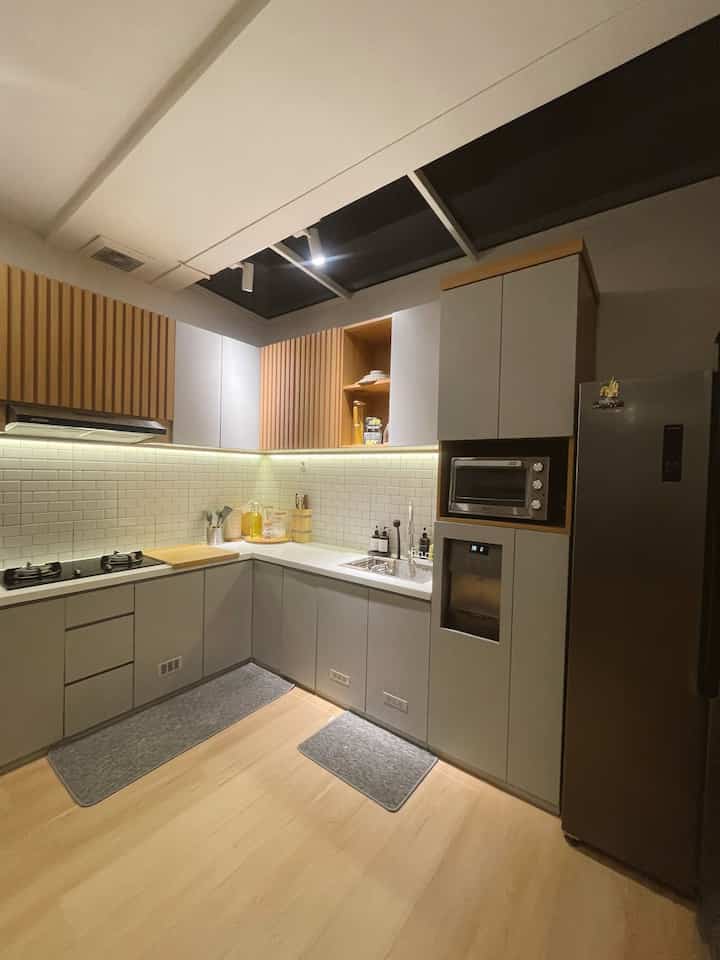 Hai, inilah colors palette dirumah kami.
Pastinya sudah banyak yang bisa menebak ya..
Yaps grey, white & wood adalah padu padan yang mengisi secara keseluruhan rumah kami saat ini.
Tiga warna ini adalah warna yang tepat bagi kami untuk disesuaikan dengan konsep rumah kami yang mengusung tema japandi.
Bagi kami warna ini sangat cocok dan warm        untuk rumah kami.
Pengisian item dekorasi dan barangpun kami sesuaikan dengan color palette sehingga menciptakan kesan yang nyaman.

#japandi #homedecorinspo #roomdecorinspo #aesthetichomedecor #scandinavian #minimalistdecor #rumahminimalist #openspacehomedecor #minimalist #tinyhome #customfurniture #customkitchenset #customjapandi #80m2  
#openshelves #rumahcluster #rumahdeveloper #jaktim #decorlowbudget #rumahmungil #livewithkids #selfinterior #selfrenovation #selfmakeover  #rumahtanpaarsitek #aestheticroom #aesthetichomedecor #homestyling #kitchenstyling #kitchendecorideas #kitchenmakeover #LowBudgetKitchen #LowBudgetKitchenMakeover #LowBudgetKitchenInspiration #decorativeitems #roomdecor #homestyling #DekorasiKamarAnak #InspirasiKamaranak #KidsRoomStyling #Ruangkerja #WorkingSpaceMinimalis #NightVibe #LightingIdeas #LightingInspiration#KitchenRoomDecor #DiningRoomDecor 
#KitchenIdeas #DiningRoomIdeas
#KitchenInspiration #DiningRoomInspiration
#FancyBudgetMinim #LowEffortFancy #SpillDecorLowBudget #DeepCleaningWeekend #RotanforFurniture  #DecorKekayuan #DecorHematAesthetic #RumahKekayuanMinimalis #BringsColorsToMyHome #HomeColorPalette #HomeColorDesign