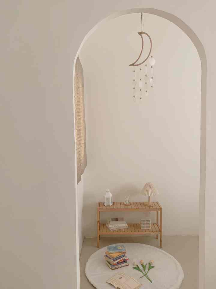 This arch wall is a characteristic / identity in our house. Usually there is only wall hanging as decoration. To change the atmosphere, this time I made it into a comfortable place to read books ✨
#living room decoration #minimalist #inspirasidindingrumah #arch