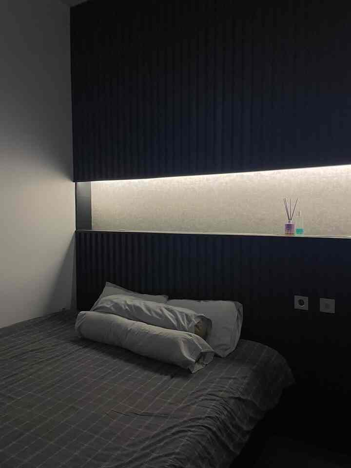 Goodnight! Have a sleep tight!
Membuat suasana kamar lebih warm dengan memilih pencahayaan dan wewangian sesuai mood kamar tidur✨

#bedroom #3dwallpaper #kertasive #duma #beddingset #nordhois