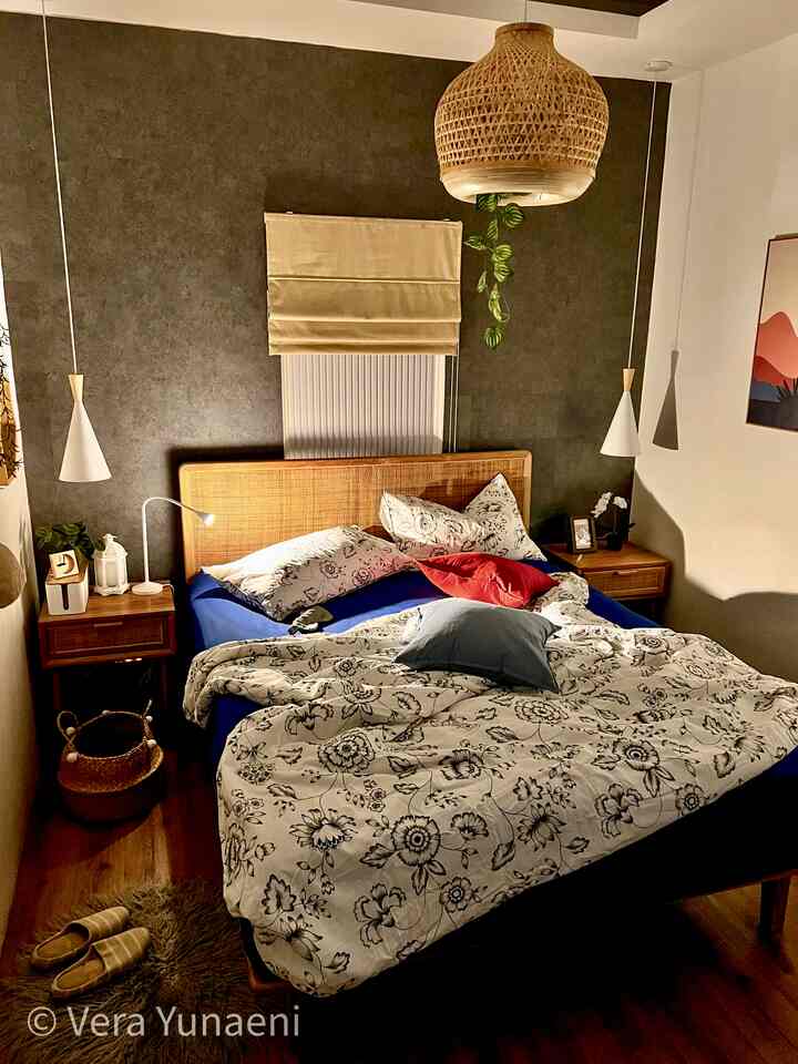 𝗦𝗲𝗹𝗮𝗺𝗮𝘁 𝗠𝗮𝗹𝗮𝗺 …
𝗱𝗮𝗿𝗶 𝗸𝗮𝗺𝗮𝗿 𝘁𝗶𝗱𝘂𝗿 𝗱𝗶 𝗿𝘂𝗺𝗮𝗵 𝗹𝗮𝘄𝗮𝘀 … ,
𝗦𝗮𝗹𝗮𝗵 𝘀𝗮𝘁𝘂 𝗵𝗼𝗯𝗯𝘆 𝗸𝘂 𝗶𝘁𝘂 “𝗻𝗴𝗮𝗺𝗮𝗿”, 𝗸𝗮𝗹𝗮𝘂 𝘀𝗲𝗱𝗮𝗻𝗴 𝘁𝗶𝗱𝗮𝗸 𝗮𝗱𝗮 𝗸𝗲𝗴𝗶𝗮𝘁𝗮𝗻 𝗮𝗽𝗮𝗽𝘂𝗻 𝗱𝗶 𝗹𝘂𝗮𝗿 𝗿𝘂𝗺𝗮𝗵, 𝗮𝗸𝘂 𝗯𝗶𝘀𝗮 𝘀𝗮𝗻𝗴𝗮𝘁 𝗯𝗲𝘁𝗮𝗵 𝗱𝗶 𝗿𝘂𝗺𝗮𝗵 𝗱𝗮𝗻 𝗱𝗶 𝗸𝗮𝗺𝗮𝗿, 𝗺𝗲𝗻𝗴𝗵𝗮𝗯𝗶𝘀𝗸𝗮𝗻 𝘄𝗮𝗸𝘁𝘂 𝗯𝗮𝗻𝘆𝗮𝗸 𝗱𝗶 𝗸𝗮𝗺𝗮𝗿. 𝗢𝗹𝗲𝗵 𝘀𝗲𝗯𝗮𝗯 𝗶𝘁𝘂, 𝗵𝘂𝗸𝘂𝗺𝗻𝘆𝗮 𝗮𝗱𝗮𝗹𝗮𝗵 𝗪𝗔𝗝𝗜𝗕 𝗯𝘂𝗮𝘁 𝗮𝗸𝘂 𝗺𝗲𝗻𝗰𝗶𝗽𝘁𝗮𝗸𝗮𝗻 𝘀𝘂𝗮𝘀𝗮𝗻𝗮 𝗸𝗮𝗺𝗮𝗿 𝘆𝗮𝗻𝗴 𝗻𝘆𝗮𝗺𝗮𝗻, (𝘄𝗮𝗹𝗮𝘂𝗽𝘂𝗻 𝗿𝘂𝗺𝗮𝗵𝗻𝘆𝗮 𝗹𝗮𝘄𝗮𝘀 𝗱𝗮𝗻 𝗸𝗮𝗺𝗮𝗿𝗻𝘆𝗮 𝗸𝗲𝗰𝗶𝗹 😁), 𝗰𝗮𝗿𝗮𝗸𝘂 𝗺𝗲𝗺𝗯𝘂𝗮𝘁 𝗸𝗮𝗺𝗮𝗿 𝗰𝗼𝘇𝘆 𝗱𝗮𝗻 𝗻𝘆𝗮𝗺𝗮𝗻 𝗮𝗱𝗮𝗹𝗮𝗵 𝗱𝗮𝗹𝗮𝗺 𝗽𝗲𝗺𝗶𝗹𝗶𝗵𝗮𝗻 𝗯𝗲𝗱 𝘀𝗲𝘁, 𝗽𝗲𝗺𝗶𝗹𝗶𝗵𝗮𝗻 𝗺𝗼𝘁𝗶𝗳 𝗱𝘂𝘃𝗲𝘁 𝗰𝗼𝘃𝗲𝗿, 𝗽𝗲𝗺𝗶𝗹𝗶𝗵𝗮𝗻 𝗰𝘂𝘀𝗵𝗶𝗼𝗻 𝗶𝗻𝗻𝗲𝗿, 𝗷𝘂𝗴𝗮 𝗽𝗲𝗺𝗶𝗹𝗶𝗵𝗮𝗻 𝘀𝗽𝗿𝗲𝗶 𝗱𝗮𝗻 𝗽𝗿𝗶𝘁𝗶𝗹𝗮𝗻𝟮 𝗱𝗶 𝗱𝗮𝗹𝗮𝗺 𝗸𝗮𝗺𝗮𝗿 𝘀𝗲𝗽𝗲𝗿𝘁𝗶 𝗹𝗮𝗺𝗽𝘂 𝗴𝗮𝗻𝘁𝘂𝗻𝗴, 𝘁𝗮𝗻𝗮𝗺𝗮𝗻 𝗽𝗮𝗹𝘀𝘂 𝘀𝘂𝗽𝗮𝘆𝗮 𝘀𝘂𝗮𝘀𝗮𝗻𝗮 𝗸𝗮𝗺𝗮𝗿 𝗹𝗲𝗯𝗶𝗵 𝗮𝘀𝗿𝗶 𝗱𝗮𝗻 𝗵𝗶𝗱𝘂𝗽, 𝗱𝗹𝗹 …, 𝗰𝗲𝗸𝗶𝗱𝗼𝘁 𝘆𝗮, 𝗯𝗲𝗯𝗲𝗿𝗮𝗽𝗮 𝗮𝗸𝗮𝗻 𝗮𝗸𝘂 𝘀𝗽𝗶𝗹𝗹 𝗱𝗶 𝘀𝗶𝗻𝗶 … , 𝗺𝗼𝗴𝗮 𝗺𝗮𝗻𝗳𝗮𝗮𝘁 𝗱𝗮𝗻 𝗺𝗲𝗻𝗴𝗶𝗻𝘀𝗽𝗶𝗿𝗮𝘀𝗶 😍😍
.
#cozybedroom #dekorasikamartidur #inspirasikamartidur #ikea #onnaindonesia #onna #tirai #tiraigulunglipat #tiraionna #jungfrunava #duvet #quilt #duvetcoverset #cushioncover #ikeagurli #shopee #tokopedia #ikeafejka #sprei #kamar4x5m2 #kamarcozy #kamarvintage #vintagehome #rumah120m2 #lampugantung 