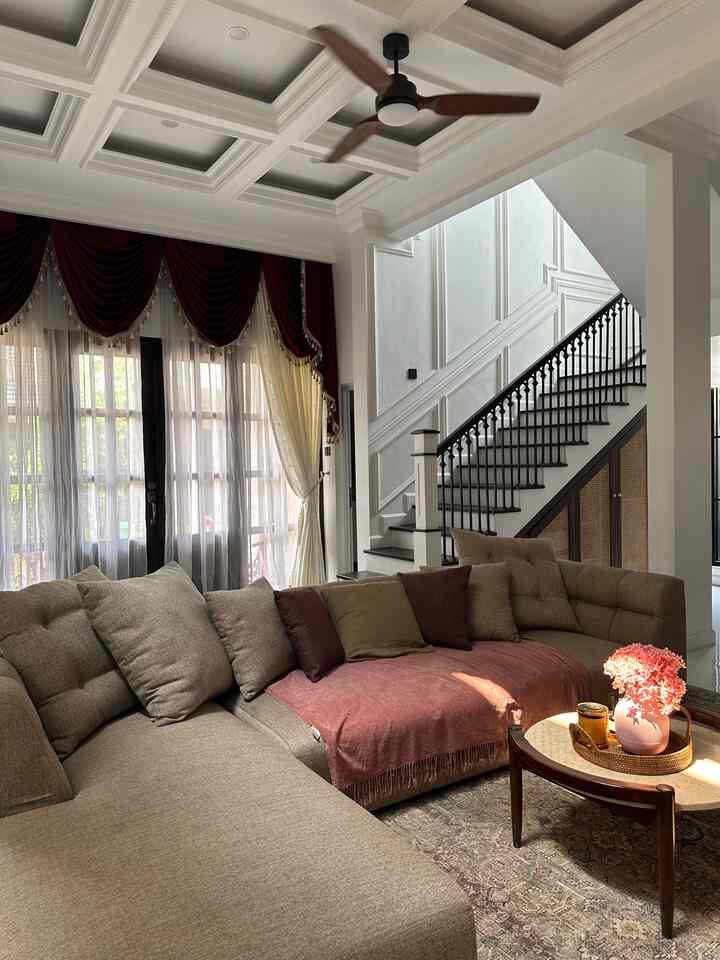 My Home Sweet Home

Awal mula rumah ini direnovasi dengan konsep Minimalis. Aku memilih tinggal di rumah ini karena lingkungan cluster dengan double gate security. 

Rumah ini telah aku beli sejak 2010 namun tidak ditempati. Lalu sejak memiliki anak pertama di 2016 aku merenovasi rumah ini agar lebih nyaman untuk anak dan keluargaku berkunjunga. Selesai renovasi rumah ini belum juga aku tinggali. Aku hanya berkung sebulan sekali untuk menengok rumah ini. Namun sejak pandemi 2020, aku dan keluarga mencoba untuk menempati rumah ini. Dan di masa pandemi dan WFH di tahun 2021 aku membulatkan tekad untuk merenovasi ulang rumah dari 1 lantai menjadi 3 lantai dan mengubah fasad dari minimalis menjadi klasik modern.

Buat ku rumah ideal adalah rumah yang berkonsep open space atau open plan dimana tidak banyak sekat di ruangan dan ruangan terlihat lebih besar, nyaman, dan kekeluargaan. 

Semoga menginspirasi🤍

#MyHomeStory #MyHomeJourney #HomeSweerHome #RumahShelica #RumahCluster 