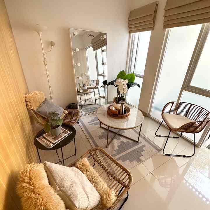 Mini Living Room ini berukuran 8m2 yang terletak di bangunan depan awalnya dibuat untuk menerima tamu acquintence saja sengaja tidak perlu terlalu besar, tapi cukup untuk menampung tamu sampe 2-3 orang..  

pandemi kemarin kami jarang menerima tamu, kalau keluarga lebih sering di living room utama yaitu dibangunan belakang.. 

mini living room ini berkonsep tropis scandinavian.. tetap banyak unsur kayunya, contoh kursi malas yang terbuat dari rotan hampir semuanya.. 
kalau full body mirror untuk memberikan kesan luas di ruang tamu ini.. 

#homedecor #japandistyle #minilivingroom #hometropis #rotanfurniture #walldecor #wallart 