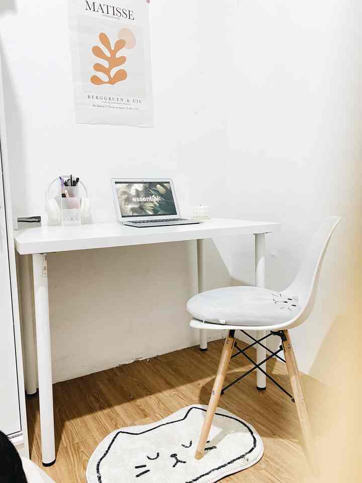 Suasana ruang kerja dengan nuansa putih dan coklat membuat terlihat hangat tidak lupa aksesoris audio untuk menikmati musik 🥰

#workingspace #bedroom #minimalist #koreanstyle #9sqm #listamarsudi #dekorasimejakerja 