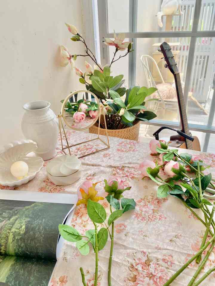 hai hai tetangga online selamat hari Senin, kebetulan ini adalah meja makan yg aku sulap jadi meja untuk mengganti bunga artifisial di vas bunga ku agar ga bosan jujur aku suka banget gonta ganti bunga artificial di rumah karena bikin mood ku bagus 😊🤍




#shabby #shabbychic #homeshabby #rumahcluster #pinkrose #bungaartificial #homedecor