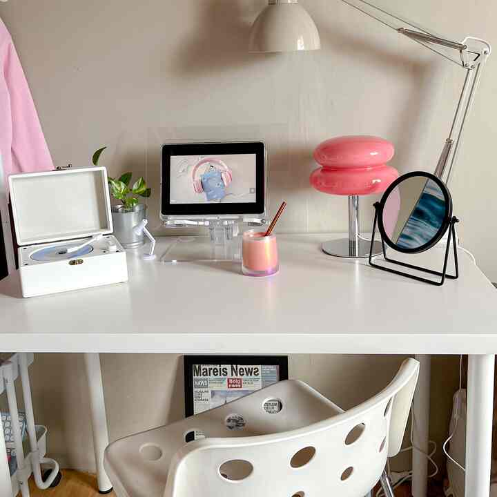 menggunakan benda berbahan akrilik bisa membuat suasana lebih terlihat clear and clean✨

#mejabelajar #mejakerja #akrilik #deskidea #deskinspo
