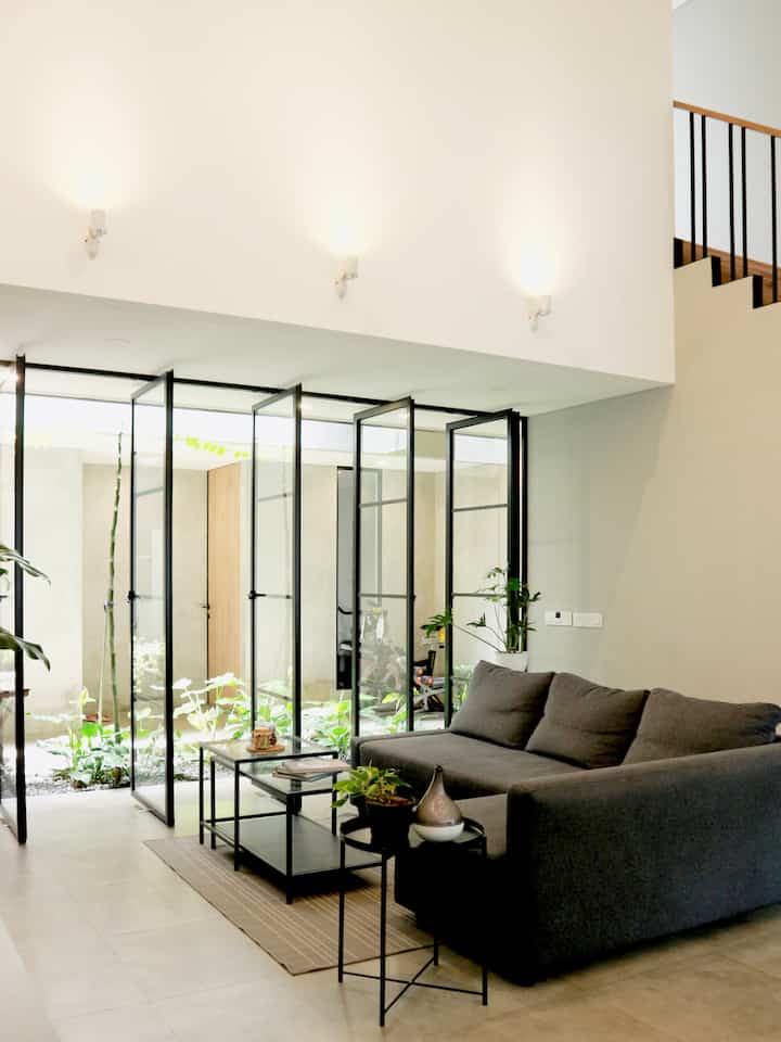 Halo semua 😊
Mau bahas tentang living room di RFL House lagi nii 😁
Ambience yang ingin kami ciptakan di area living room ini adalah scandinavian living room dengan  sedikit sentuhan tropis yang membuat ruangan tampak sejuk & nyaman. 
Dalam pemilihan furniture juga, kami memilih furniture-furniture bergaya scandinavian yang didominasi warna abu & hitam, sehingga membuat ruangan tampak lebih modern.
Nah sekarang aku mau spill beberapa item dekorasi & furniture yang aku gunakan di area living room ini yaa 😁 semoga bermanfaat 😁

#livingroomstyling #livingroomdecor #livingroommakeover #livingroom #scandinavianlivingroom #scandinavianhouse #minimalishomedeco #homedeco