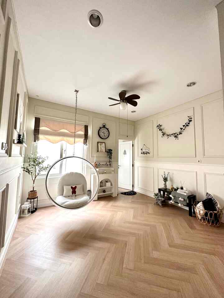 Kalo ditanya sudut rumah favorit, jawabannya sudah pasti ruangan ini. Living room kecil di lantai 2 yang ‘gue banget’ karena kudesain sesuai dengan kesukaanku, baik dr segi palete warna dan pemilihan segala furniture dan benda2 dekorasi di sini. Dan beberapa furniture di sini pun adalah barang pertama yg aku beli padahal waktu itu proses renov belom jalan 🥹, tapi ide untuk di ruangan ini uda mantep duluan 🤣. Yah sampe skrg sudut ini masi jadi sudut favorit buat me time.. Di pagi-siang sudut ini dapat curahan sinar matahari yg cantik, enak buat yoga, sedangkan saat malam hari cocok buat nongkrong santai sambil netflix-an. #myhomejourney #ceritarumahku #myfavoriteroom #classicvintage #rumahcluster #jakarta #americanclassicvintage