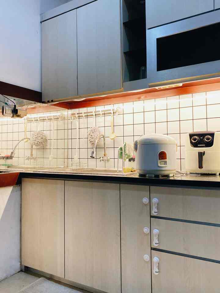 Suasana dapur malam hari sehabis mencuci piring kerjaan rumah done ✅

#kitchen #sink #minimalist #listamarsudi #kitchensink #japandi