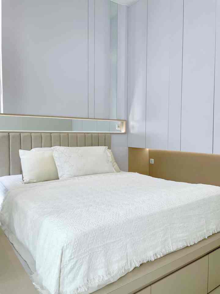 Inspirasi interior kamar dengan ruang terbatas ✨

Desain interrior kamar utama rumah eigen bertema Japandi menggunakan jasa interior oleh @archdemizya @miqbalzakaria

Beberapa alasan kami menggunakan jasa interior karena:
1. Ingin memaksimalkan ruangan yang kami punya dengan saran dari ahlinya
2. Kami percaya jasa interior memiliki sudut pandang yang lengkap tidak hanya memenuhi keinginan kami mendesain gaya kamar tapi juga tentang tata letak pencahayaan, sirkulasi udara, dan custom berbagai furniture seperti lemari dan divan kami yang memiliki banyak storage
3. Kami saat itu hanya memiliki waktu terbatas untuk meluangkan waktu memikirkan desan interior rumah. Jadi kami percayakan pada jasa interior untuk memikirkannya sesuai dengan kebutuhan kami.

Tidak hanya kamar utama, kami juga menggunakan jasa interior untuk kamar anak, living room, dan kitchen. 
#bangunrumah #renovasirumah #interiordesigner #kamarutama #japandi #tangsel #85msq #rumahdeveloper #whiteandbeige #bedroom