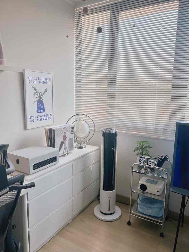 suasana pojok kamar di pagi hari

#kamartidur #inpirasikamartidur #lemari #jendelabesar #hazealnut #aestheticroom #vinyl #croleyvoyager #aircooler #venetianblind 