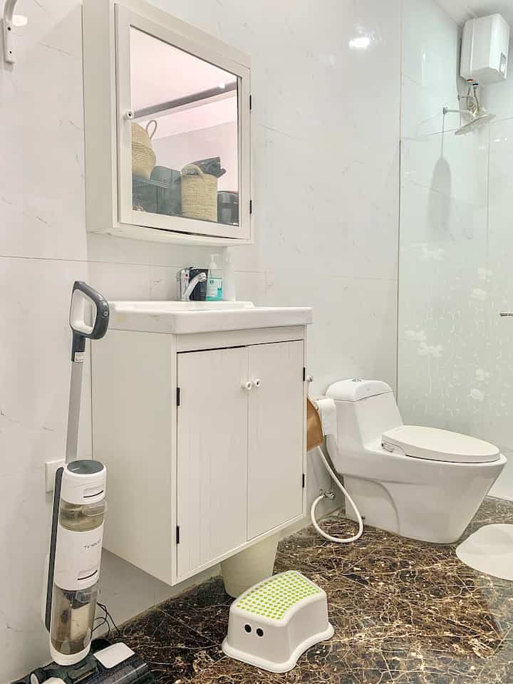 White Classic Bathroom..

Saya memilih granit 60x60 warna putih untuk kamar mandi karena selalu terlihat elegan. Granit dengan ukuran ini mudah dibersihkan jadi low maintenance. Saya memilih wastafel dengan kabinet untuk menyimpan perlengkapan kamar mandi secara tertutup sehingga terlihat lebih rapi. 

#bathroom #kamarmandi #ikea #kamarmandiputih #designkamarmandi #kamarmandielegan #kamarmandiikea