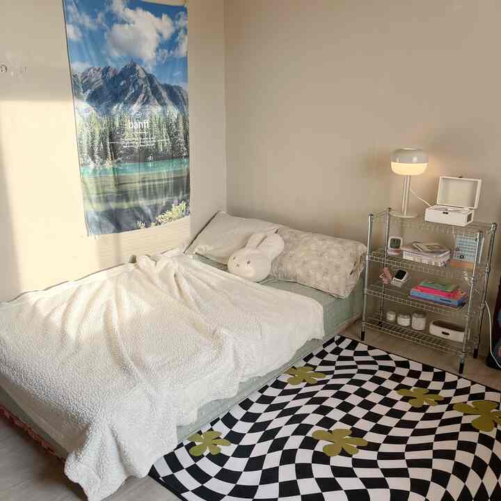 kamar ini adalah bekas kamar kakakku yang aku renovasi dengan menambahkan jendela, karna kamar ini dulu sangat pengap dan gelap sehingga terasa sangat sempit. namun, setelah ada jendela dan mengganti beberapa furnitur yang ada di dalamnya, kamar yang dulunya terasa sempit ini jadi lebih luas dan lebih nyaman.

#MyHomeStory #MyHomeJourney #HomeSweetHome #MyRoomStory #RoomMakeover 