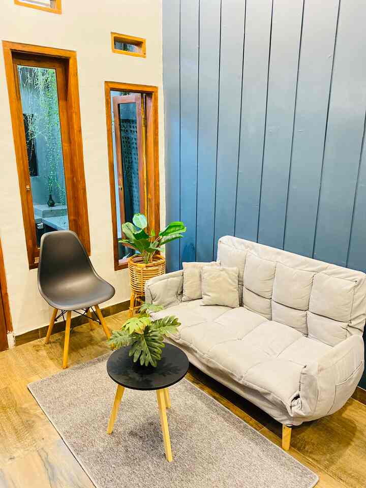 Pojok Estetika Prameshouse 🫶💫✨
.
Ruang tamu merupakan sudut yang paling disorot dalam rumah, karena sudut inilah yang pertama kali terlihat begitu kita memasuki rumah ✨🤍
.
#Ruang Tamu #RuangTamuEstetik #BTNOAS5