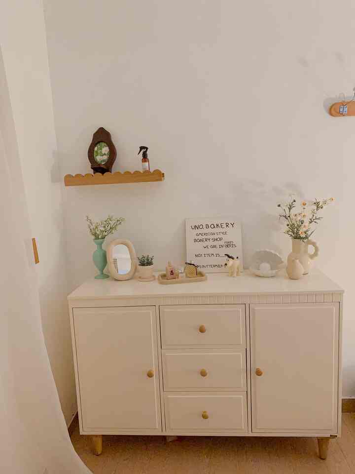 Suasana malam di ruang tamu ku 🫶🏻

#livingroom #nightvibes #livingroominspiration #ruangtamu #dekorasiruangtamu #koreanroom #koreanstudio #studiomini #roominspiration #pojokkanrumah