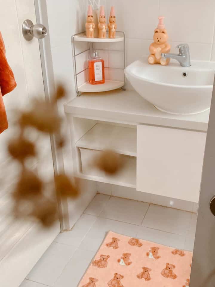 Bear series in my bathroom , 🥹🤍🐻 #bathroom #homedecor #homestagram #dekorasikamarmandi #dekorasi #inspirasirumah #interiorstudio #instagrammable 