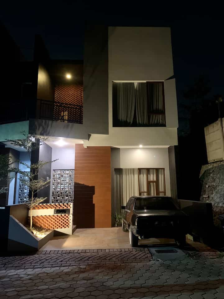 Fasad rumah kami dengan model semi industrial minimalis. Dipermanis dengan adanya bata ekspos dan conwood. Diterangi dengan lampu warm white yang membuat rumah kelihatan lebih ‘homey’

#NightVibe
#LightingIdeas
#LightingInspiration
#Eksterior
#Fasad
#Industrial