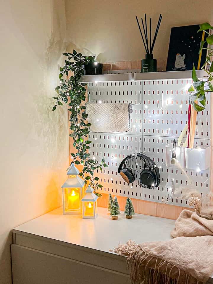 Small christmas decoration di office corner. Cuma pakai 2 lentera putih kecil, mini xmas tree, dan LED kawat. Begitu suasana gelap langsung cantik

#smalldecorations #decorationsinspo #hiasanrumah #pernakpernikrumah #pernakpernikruangan #christmasdecor 