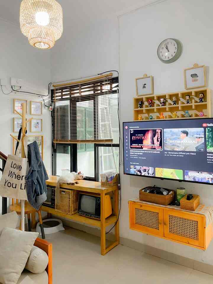 Happy Weekend !

Kali ini kitamo bercerita tentang mendekor ruang living room kitamo ya,

Kitamo suka suasana hangat, sehingga kitamo memilih tone kayu. Hiasan dekoratif kitamo tentu yang senada, antara lain frame kayu, rak kayu koleksi, dan pernak pernik dekor lainnya berbahan kayu atau rotan seperti tempat tissue dan basket anyaman rotan. Kitamo sangat mudah mendapatkan dekor ini dari beberapa marketplace. 

Semoga menginspirasi !

#decorativeitems
#homestyling #roomstyling
#ahomedecor #roomdecor