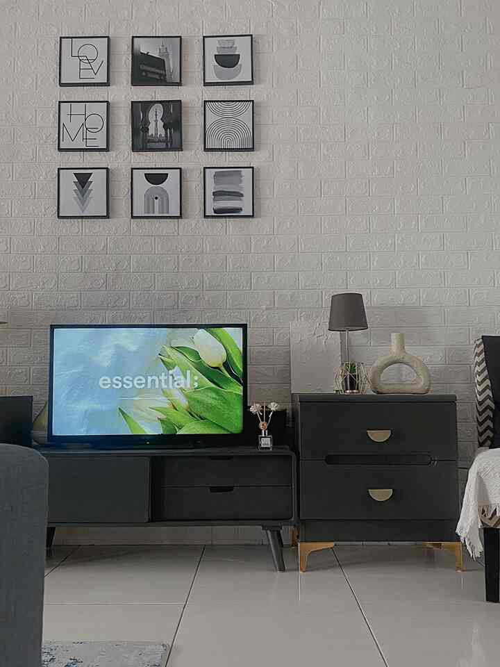 Membuat kabinet TV di rumah dari hasil makeover namun bisa tetap kece. Semula warnanya white n wood dan ga matching satu sama lain. Akhirnya ngide banget buat makeover low budget kabinet TV dengan warna yang senada sesuai dengan tema di rumah. Untuk makeovernya hanya dengan menggunakan cat kayu dan besi. Untuk knob/tarikan laci dan kaki kabinet juga baru dipasang ya, karena knob yang lama masih jadul dan tidak ada kaki di kabinet lama. 

#customfurniture #DIYFurniture #personalizedfurniture #uniquefurniture #minimalist #rumahdeveloper #surabaya #decorlowbudget #rumahmungil #84m2 #rumahsatulantai #makeoverfurniture #rumahdesignsendiri #simpleminimalist