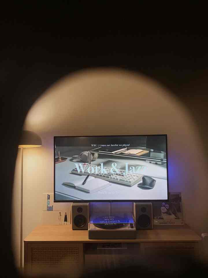 Night mode💡

Dekorasi di living room ini simple.
Memadukan unsur kayu dan warna putih standing lamp.

Ambient light seperti ini memberikan kesan yang lebih hangat pada satu ruangan

#nightvibe #lightingideas #lightinginpirationnightvibe