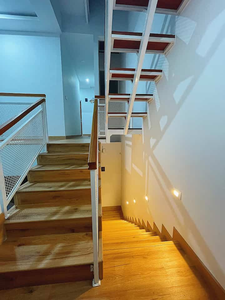 Area tangga at night🌙
.
Area ini krusial bgt karena menghubungkan dengan kamar-kamar yg ada dirumah ini dan nampak masih polosan ya :)

#stairs #areatangga #splitlevel #splitlevelhouse #vinylfloor #rumahminimalis #rumahcluster