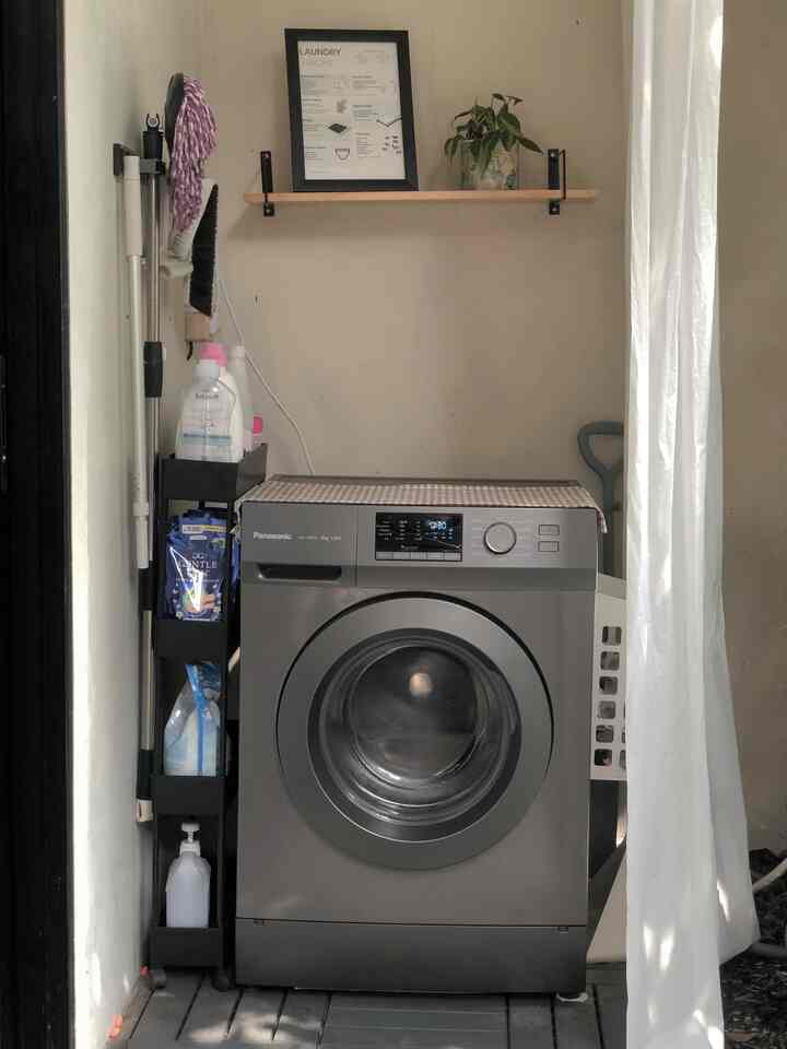 Space semi outdoor ini merupkan tempat perkakas kebersihan sekaligus laundry area khisaku. Karena mesin cuci nya ga muat ditaro didalam rumah, akhirnya aku bikin laundry area seperti ini, ditambah shower curtain biar mesin cucinya gak kena tampias🤭


#laundryroom #inikhisaku #ikea #dekorlowbudget #semioutdoor 