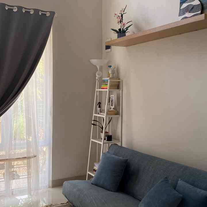 Living room yang masih ala kadarnya🤣🙏🏽 
Bagian livingroom yang kita pakai adalah warna abu-coklat-putih masih warna netral agar bisa kami mix n match dengan dekorasi lainnya. Furniture rak dan juga ambalan untuk menaruh dekorasi & koleksi buku-buku kami. Untuk kedepannya kita masih ingin upgrade furniture yang ada di livingroom dengan pelan-pelan!😊✨


#livingroomstyling #livingroomdecor #livingroommakeover #rumahdeveloper #50m2 #perparent #rumahmungil 