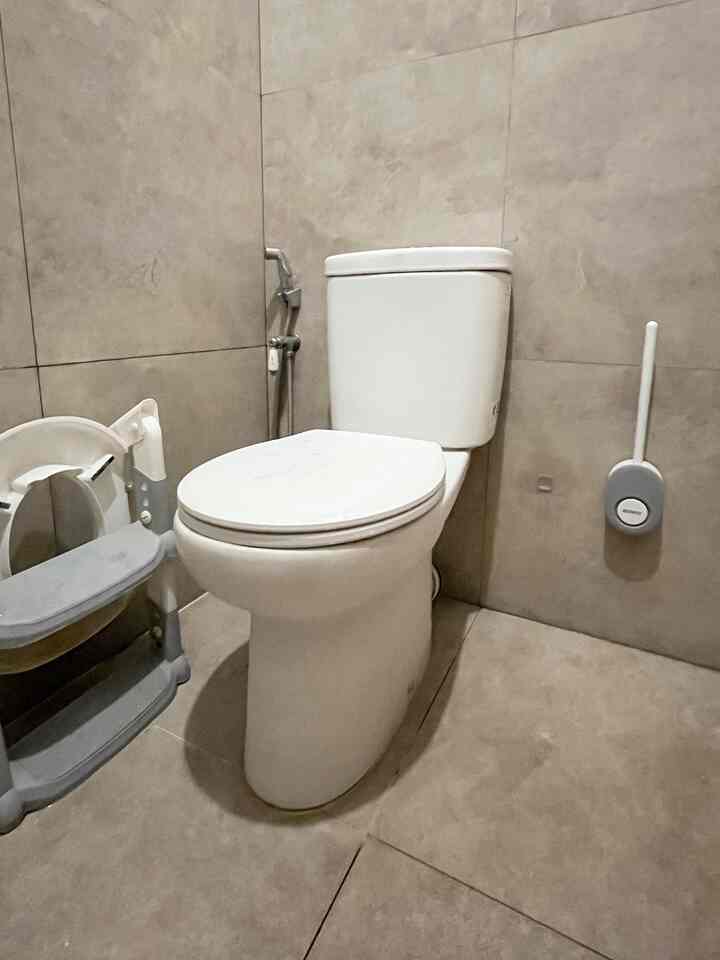 This is our bathroooom.

Karena kami lebih suka clean and minimal, masih belum memutuskan mau pakai dekorasi sejenis apa untuk mempercantik kamar mandi ini. Tentu saja, selalu cari inspirasi di akun rumah inspiratif di instagram dan di o!house. 

#minimalbathroom #bathroom #grohe #rocavictoria