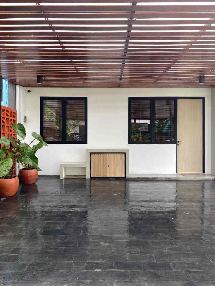 Our gas cabinet is in the carport. So the process of replacing a gas cylinder when it runs out does not require carrying out gas cylinders. The gas pipe installation was installed under the floor during yesterday's renovation project.

#carport
#cabinetgas
#aesthetic
#arieskamarina
#outdoor
