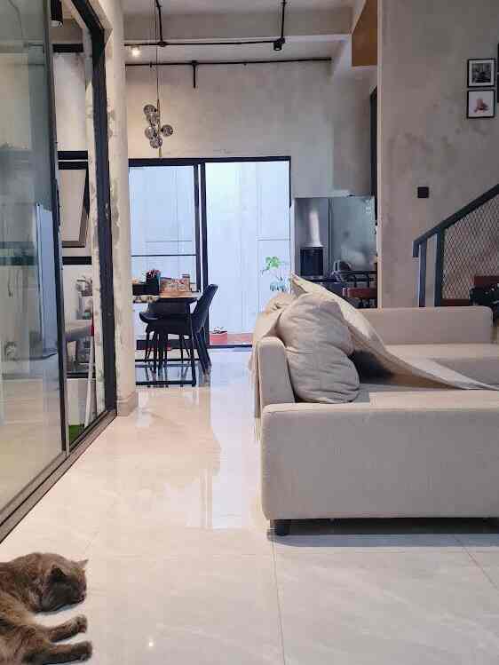Ini adalah ruangan di lantai 1 yg berkonsep open space dimana terdapat area foyer, living room, dining room dan juga kitchen yg menyatu.
Dengan konsep open space ini ruangan terasa lebih luas karena tidak ada sekat & disinilah biasanya aktivitas keluarga dilakukan.
Untuk lantai 1 ini sengaja dibuat plafond dr beton expose dan jalur listrik ditampilkan diluar dengan menggunakan pipa conduit hitam sehingga tema industrial nya lebih terasa

#mydreamhouse #bighouseinspo #rumahbesar #industrial #industrialdesign