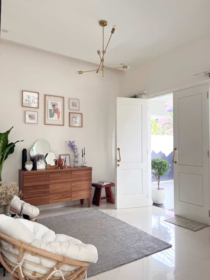 Memberikan warna pada foyer saya, sungguh menarik perhatian 🌈✨🍬 #bringcolorstoyourhouse #foyer #entrance #casadecor #consoletable #ikearug