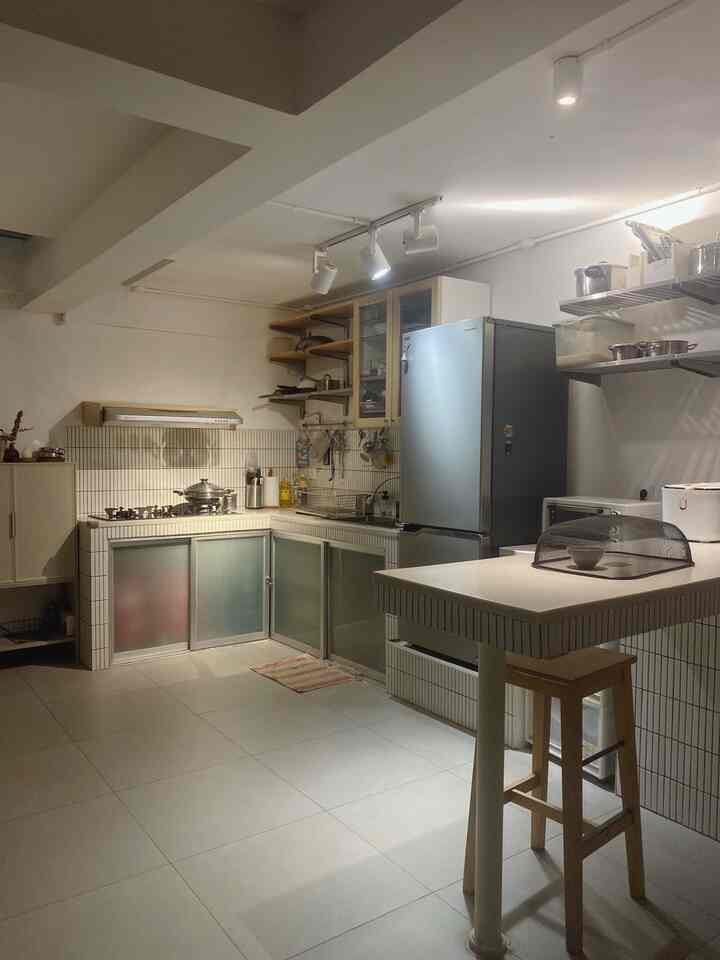 Customised Kitchen Set 

Dari awal renovasi uda request ke interior designer untuk buatin daerah dapur yang banjir-friendly karena emang tinggal di daerah rawan banjir. No built-in furniture dan semua modular aja. Kalau ada customised furniture juga pakai material yang banjir-friendly. 

Jadi kalau (amit-amit) kerendem banjir masih aman inii. Pintu dapur bawah juga custom pakai material kaca dan aliminium.  Kalau terendam msh aman banget dan sebenarnya bisa dilepas juga!

#customfurniture #personalizedfurniture #uniquefurniture
#minimalist #rumahsiagabanjir #rumahbanjirfriendly #jakbar


