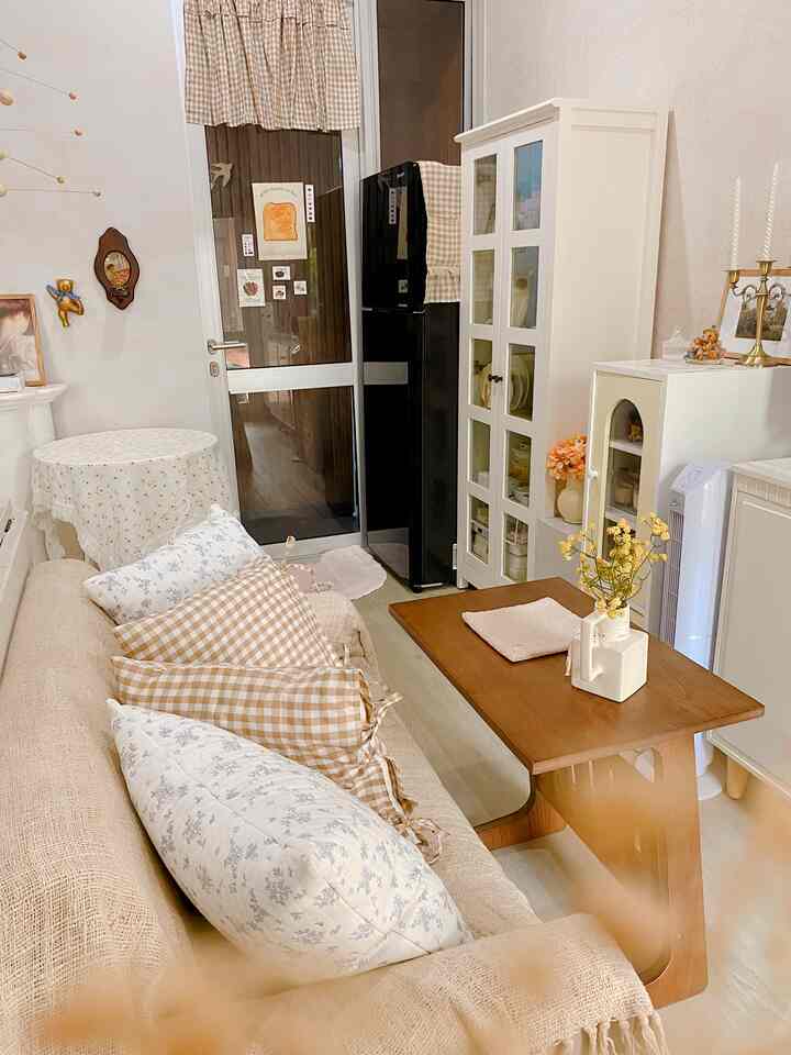 Membuat ruangan serasa cafe di pulau Jeju dengan tirai mini di bagian atas pintu 🥹🤍 agar terkesan nyaman 🥹🤍 #minimalist #vintage #tangsel #rumahmungil #openspace #livewithkids #aesthetic 