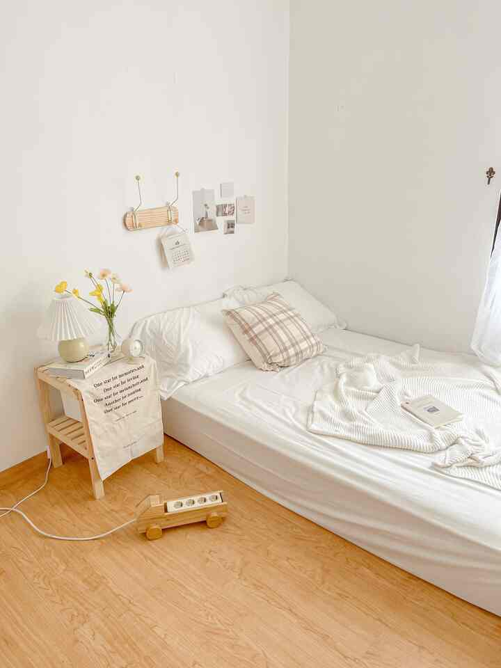 Suka banget kalau lagi pakai sprei putih, kamar jadi cerah suasananya #kamaraesthetic #koreanroomdecor #lifewithkids #smallroom #tangsel 