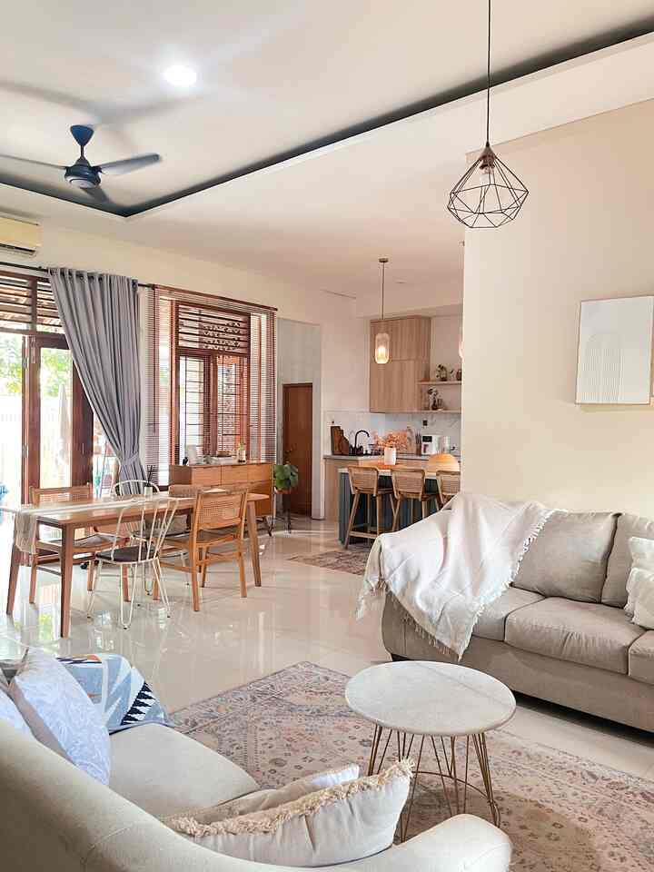 Open space room ✨🤍
-
Sharing sedikit kenapa @kns.living menggunakan konsep open space, dimana saat masuk pintu rumah semua sisi ruang akan terlihat, salah satunya karena luas rumah yang terbatas.
-
Pilihan ruang dengan nuansa earthtone dengan
dekorasi yang minimalis dan furniture yang simple aku pilih utk dekorasi rumah sesuai kebutuhan. Pemilihan warna senada lebih diutamakan untuk ruang yang open space karena berpengaruh untuk menjadikan ruangan terasa lebih homey, luas dan tidak membuat kesan penuh 🤍
-
-
#KNSLiving
#OpenSpaceHouse
#Interior
#HomeInspo
#InteriorIdeas
#DiningRoomInsporation
#ohouse 
#ohouseidn
#rumahtumbuh 
#growinghome 
#homedecoration 
#homeinspiration 
#inspirasiruang 
#inspirasiruangminimalis 
#tatataruang 
#japandi 
#japandistyle 