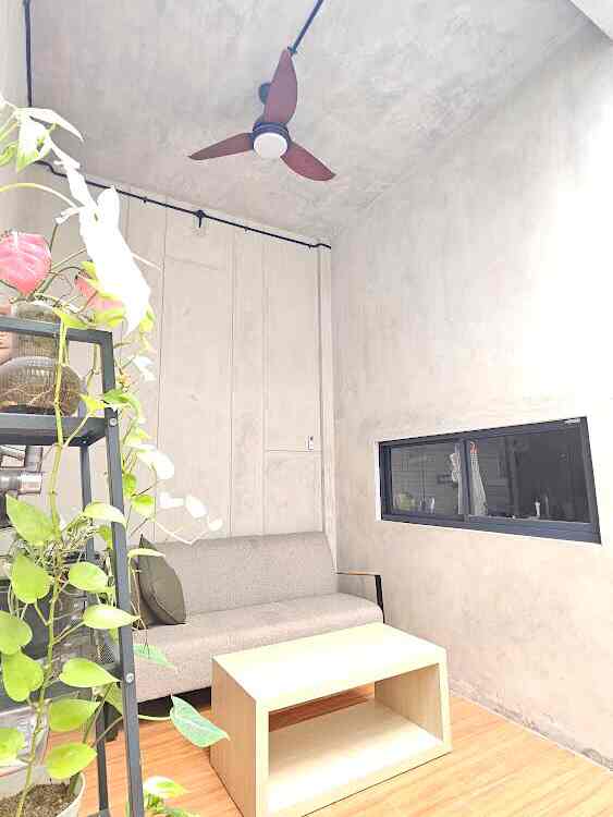 Favorite room
Minggu lalu bareng paksu beberes ruangan belakang yg slm ini tak terjamah
Ternyata setelah diberesin malah jadi spot favorit utk tempat chit chat, apalagi klo lg hujan, pas banget view nya liat hujan turun krn area ini mengarah ke taman belakang
Dipilih 3 item dekoratif ini sebenarnya ada cerita dibaliknya. Sofa ini dibeli dari sebelum rumah dibangun, krn paksu tetiba naksir, tdnya mau ditaro di ruang utama, tp ternyata kurang cocok, jadilah ditaro di ruang belakang. Utk kipas angin, suka banget ama modelnya & dual fungsi jg, selain utk kipas jg ada lampunya yg tingkat keredupannya bs disesuaikan. Sedangkan utk rak tanaman, dibeli saat lg musim doyan bercocok tanam jaman pandemi dl & mmg pas banget utk majang tanaman hias

Semoga menginspirasi..

#MyFavoriteRoom #MyHouseStory #MyFavoriteItems #industrial #backyard #favoriteroom