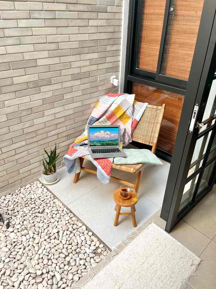 My fav spot. Angin sepoi-sepoi, netfix-an dan secangkir teh.😊

Taman kering mini dibelakang rumah ini tidak terlalu banyak printilan dekorasi tapi buatku ruangan ini jadi bagian paling estetik. 

Awalnya tidak ingin membobok bata ekspose dari rumah sebelum di renovasi karena terlalu cinta dengan motif ini yang sudah susah di dapatkan lg akhirnya aku buat taman kering serba putih ini. Aku hanya padu padankan dengan batu coral putih, keramik motif terazzo putih, rattan lazy chair dan wooden stool. 

Tidak ada konsep khusus, hanya ingin ruangan yang simpel dan nyaman untuk me time tapi berfungsi juga untuk pencahayaan dan sirkulasi udara di rumah. 

Semoga menginspirasi ya hehe..

#aestheticroom
#aesthetichomedecor
#homestyling
#tamankering
#bataekspose
#tamanputih
