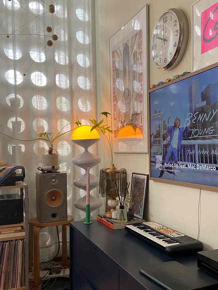 Kami tidak memiliki palet warna khusus untuk rumah kami, ini merupakan perpaduan antara hal-hal yang kami sukai.

Secara umum kita menyukai warna, namun tetap ingin rumah terasa tenang dan abadi. Oleh karena itu, kami mencoba menggunakan warna yang lebih halus untuk material dominan (yaitu Kabinet TV berwarna biru, tetapi warna birunya lebih dalam. Cat kami berwarna gading, dan lantai kami terbuat dari kayu dengan warna sedang)

Untuk melengkapi tampilan, kami menambahkan pernak pernik yang bisa diubah sesuai mood kita. Dekorasinya sebagian besar berukuran kecil (tempat lilin, sarung bantal, alas piring, dll)
￼
#BawaWarna Ke Rumahku
#PaletWarnaRumah
#Desain Warna Rumah
#MidCenturyModern