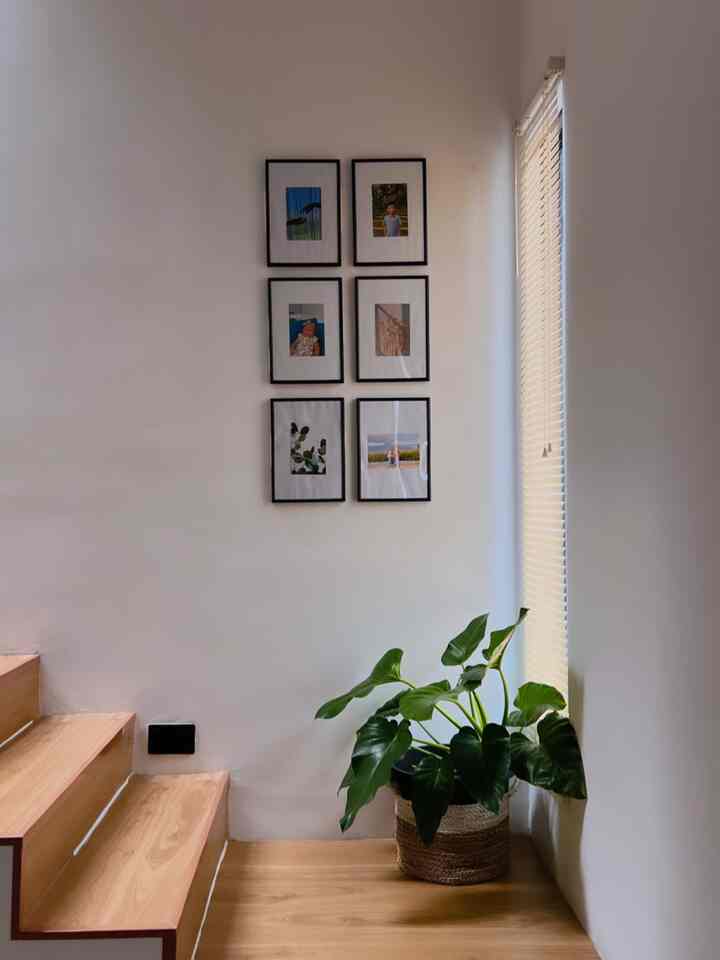 item dekoratif lain nya kami aplikasikan juga di area tangga dan entrance, 

untuk tangga agar terlihat lebih fancy kami gunakan
vinyl, lampu tangga, bunga dan frame.

tujuan nya agar area tangga lebih enak di oandang meskipun hanya menggunakan item dekoratif yg bisa di katakan simple ya.

tapi ya selera manusia kan beda2😁

kemudian di area yg berlawanan, ada round mirror denvan ukuran 80cm.

oh ya karena kami menaruh meteran listrik dalam rumah alhasil kami tutupin deh menggunakan box meteran yg lebih estetik dengan paduan kayu dan webbing rotan.
agar terlihat lebih rapi dan senada dengan box mcb.

kami sih gak punya tips dekor rumah terlihat lebih fancy dengan menggunakan item dekoratif yg affordable. 
karena emang bukan ahli nya.
nah aku pribadi nih sebagai pemilik rumah ini cuma mau bilang “ Tata lah rumah mu senyaman nya kamu, jangan pernah mengikuti taste orang lain, 
karena belum tentu di mereka bagus di kita juga bagus” 
yg tau rumah kita ya kita sendiri bukan org lain😁 

mon maap gak jelas ini🙏🏻


#DecorLowBudget
#FancyItemDecoratif 
#LowEffortFancy
#SpillDecoraLowBudget
#Tangerang
#midcenturyminimalis 
