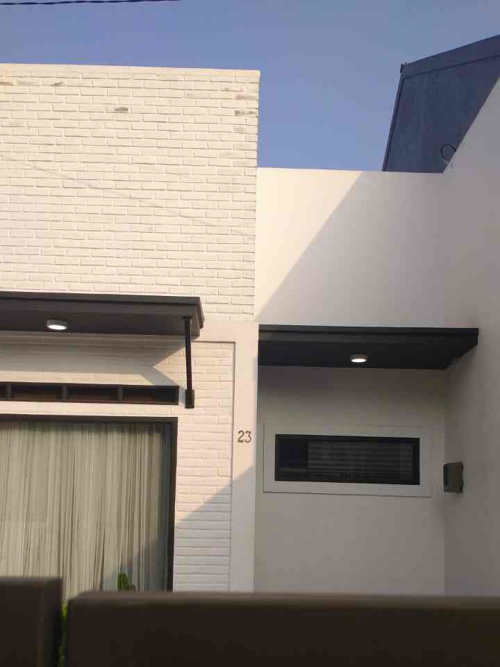 Fasad rumah kami sangatlah biasa, karena konsep rumah kami adalah rumah tumbuh jadi kami tidak begitu fokus pada fasad, toh nanti akan berganti. Tetapi untuk sementara waktu kami juga ingin fasad rumah yang tidak biasa. Jadi kami memilih fasad rumah model kotak dengan kombinasi 2 warna yakni hitam dan putih. Supaya tidak terlalu kaku kami juga menggunakan bata ekspos dicat warna putih. Untuk style rumah boleh dibilang bergaya american styles industrial minimalis. Karena kami tidak memakai arsitek, maka style rumah diambil sesuai kesukaan kami dan budget yang tersedia.

#DesignFasad #IdeFasad #InspirasiFasad #minimalis #rumahmungil #americanstyles #rumahgayaamerica #ruangtamu #livingroom #rumahindustrial #homedecorinspo #roomdecorinspo #aesthetichomedecor #bandung  #monochromehome #monochrome #45m2 #desaininteriorrumah #desaininterior #interiorrumah #interiormodern #homedecor #homedecorenthusiast #aesthetic #aesthetichomedecor #dekorasirumah 