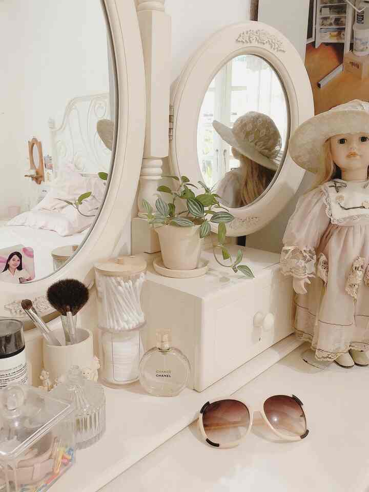 An important corner in the room (dressing dresser) 🤍


#room #dekorasi #mejariaskayu #roomdekor #makeup #homedekor #tangsel #zune_daily