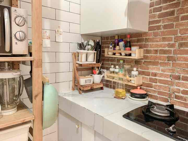 Brick kitchen idea..

Suasana malam hari di area dapur dengan nuansa sedikit vintage. Saya kombinasikan backsplash brick wall dengan kabinet putih yang netral..

#dapurvintage #brickwallkitchen #brickkitchen #dapurantik #dapurikea 