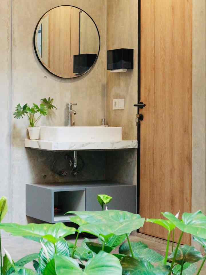 • Outdoor Bathroom •
Kamar mandi lantai 1 di RFL House, sengaja ditempatkan di area outdoor, tepatnya di area innercourt. Selain tampak lebih asri dan estetik, hal ini juga dilakukan agar kamar mandi mudah di akses dari berbagai area, baik dari area indoor, kamar anak, dan area innercourt.
Semoga menginspirasi 😁

#bathroom #bathroomidea #bathroomdesign #scandinavianhouse #scandinavianbathroom #bathroominspiration #outdoorbathroom
