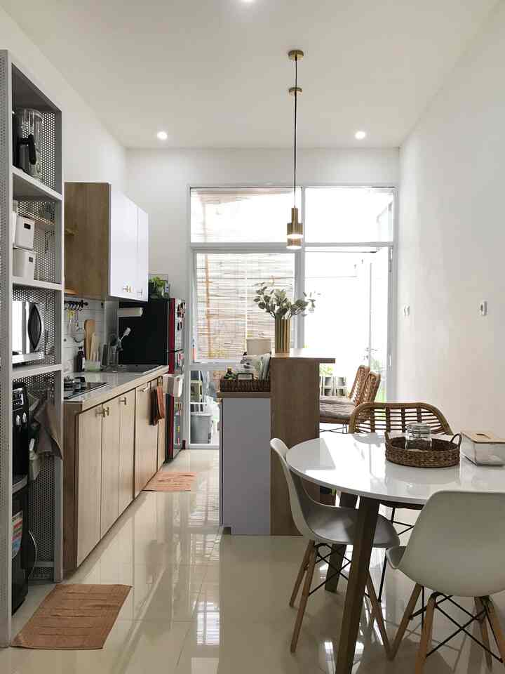 Hari minggu sore di terrahauz, lumayan hasil bersih2 dapur, sebentar lg mau siap2 makan malam udah pasti 👋🏼👋🏼👋🏼 dapur rapi🙈 

#rumahmungil #tinyhouse #nevertoosmall #rumahcluster #livingwithkid #bandungtimur #japandi #smallhomeinspo #whitechocolatehome #smallhouse