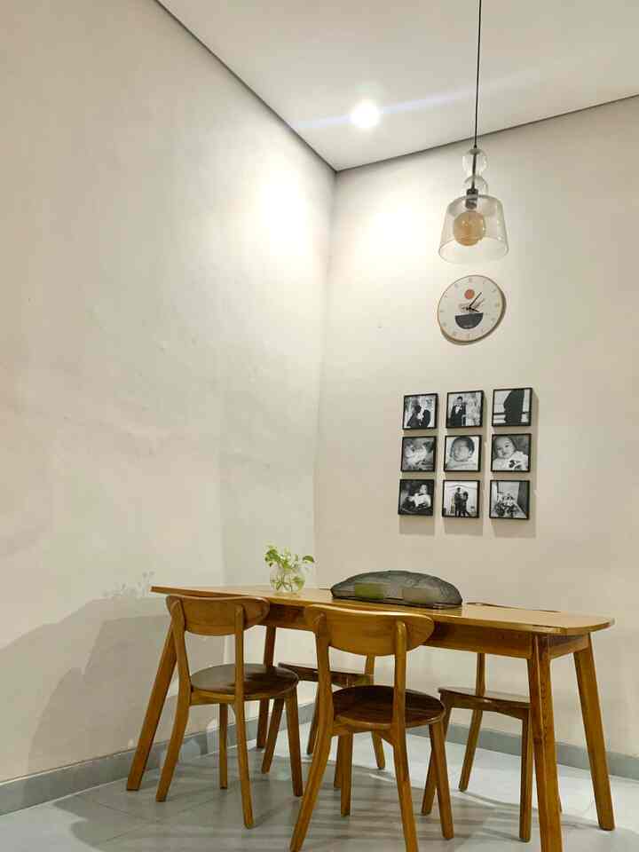 Meja makan yang kami pakai mempunyai ukuran yg cukup besar yaitu 200cm. Dengan menambahkan bingkai foto moment si kecil dapat menambah keceriaan saat makan bersama keluarga.
customfurniture #diyfurniture #personalizedfurniture #uniquefurniture #minimalis #modern #minimalismodern #homedecorinspo #roomdecorinspo #aesthetichomedecor #rumahjakarta #rumahsecond #rumahbekas #jaktim #rumahsederhana #mejamakan