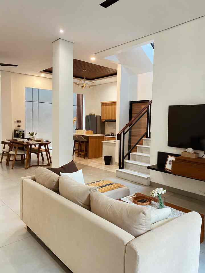 Proses pembangunan casa de kath kami lakukan mandiri tanpa menggunakan jasa arsitek, maupun desain interior, karena memang kami sangat menikmati saat proses belajar desain, proses belanja material, dan dalam mendesain furniture , namun kami banyak mendapat ilmu dari social media, dan foto2 dari board internet, salah satunya adalah akun arsitektour indonesia yang sangat membantu untuk penentuan material, layout ruangan, tips dan trik, penempatan furniture dll, bagi teman2 yang mau membuat hunian tanpa arsitek, pastikan untuk banyak belajar dr ahlinya, agar tidak terjadi kesalahan dan harus bongkar pada akhirnya, membuat budget jadi membengkak dan pilih tukang yang kompeten, misal rekomendasi dari yang sudah pernah menggunakan jasanya, jangan lupa sediakan waktu yang banyak untuk sering2 memantau pembangunan, ini paling penting😊👍 #rumahtanpaarsitek #selfinterior #diy #rumahminimalist