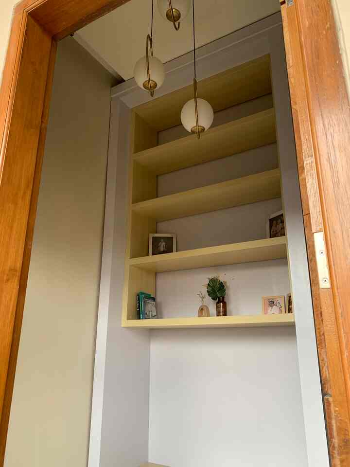 Ruang tamu : ukuran yang minimalis maka saya hanya membuat partisi yang bisa dipake untuk duduk serta berfungsi untuk tempat penyimpanan laci yang berada di bawah tempat duduk . Untuk rak atasnya diberikan untuk mempercantik tampilan partisi pembatas yang berada diruang tamu #minimalist #rumahcluster #roomdecorinspo #aesthetichomedecor #ruangtamu #multifungsiruangan #rumahunik #rumahmodern #lowbudgetdecor