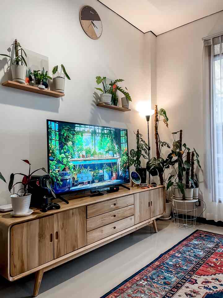 Ini adalah beberapa ruangan @diemdibumi yang menggunakan barang-barang  lowbudget untuk mendukung ke estetikan ruangan. Untuk barang-barang low budget yg kami gunakan seperti pot bunga, ambalan dinding, karpet bulat depan kaca di kamar, cork board di dapur dan juga frame-frame foto dinding ✨ tentunya tidak membutuhkan biaya yg banyak  karena product tag dibawah 300ribu saja #fancybudgetminim #lowefforrtfancy #spilldecorlowbudget #scandinavian #rumahcluster #decorlowbudget #bandung